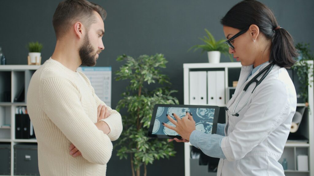 Arts legt medische informatie uit ter illustratie van het sociaal-medisch advies bij een medische urgentieverklaring