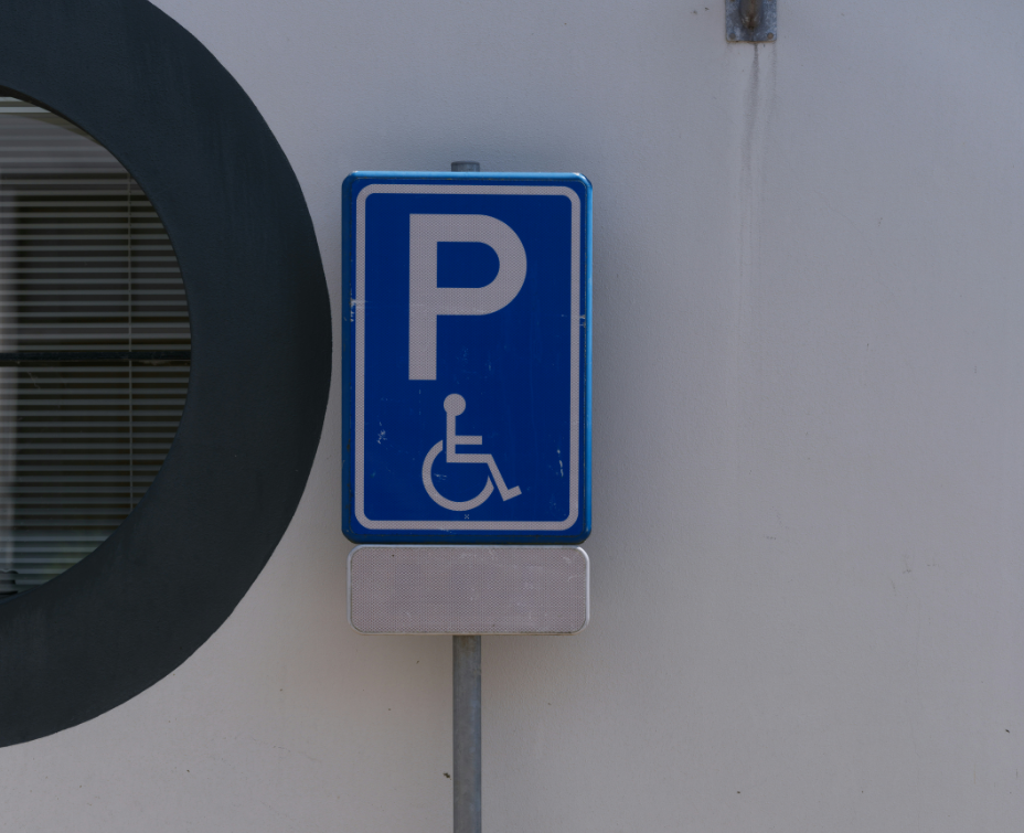 Parkeerbord voor gehandicaptenparkeerplaats met rolstoelsymbool